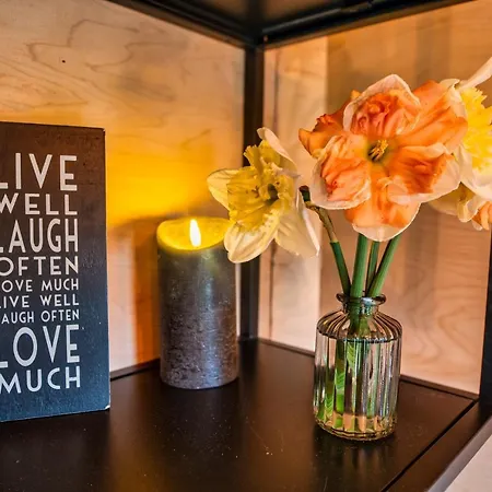 Luxury Glamping With Outdoor Bath On Cornish Flower Farm *