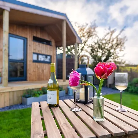 Luxury Glamping With Outdoor Bath On Cornish Flower Farm Apartment *