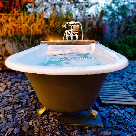 Luxury Glamping With Outdoor Bath On Cornish Flower Farm *