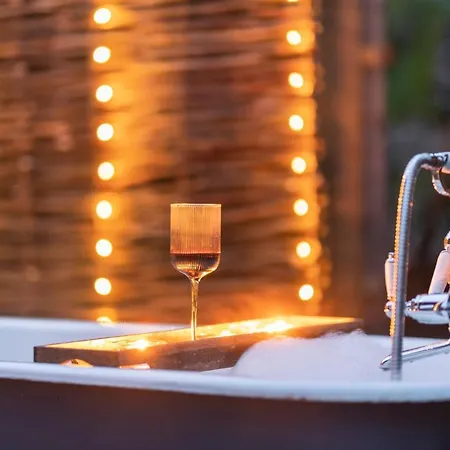 Apartment Luxury Glamping With Outdoor Bath On Cornish Flower Farm
