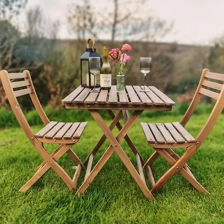 Luxury Glamping With Outdoor Bath On Cornish Flower Farm Apartment