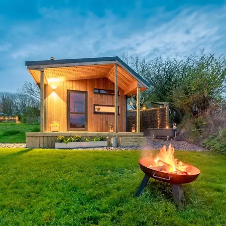 Luxury Glamping With Outdoor Bath On Cornish Flower Farm *