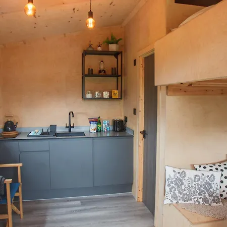Luxury Glamping With Outdoor Bath On Cornish Flower Farm Apartment